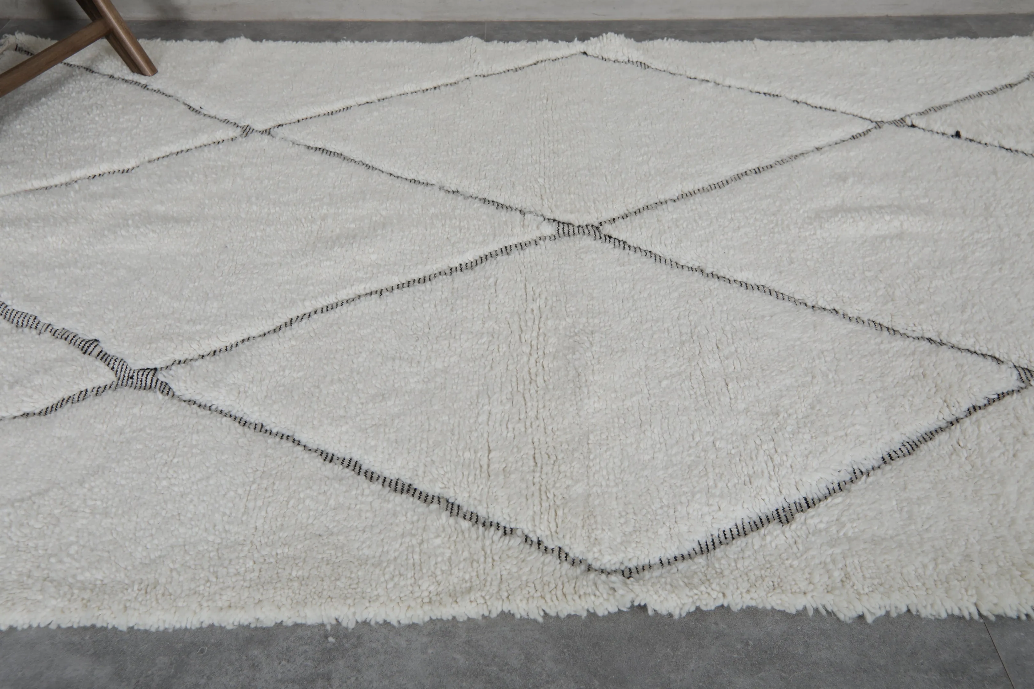 Diamond Moroccan Wool Rug - 5.3 x 8.2 Feet | Elegant Geometric Pattern