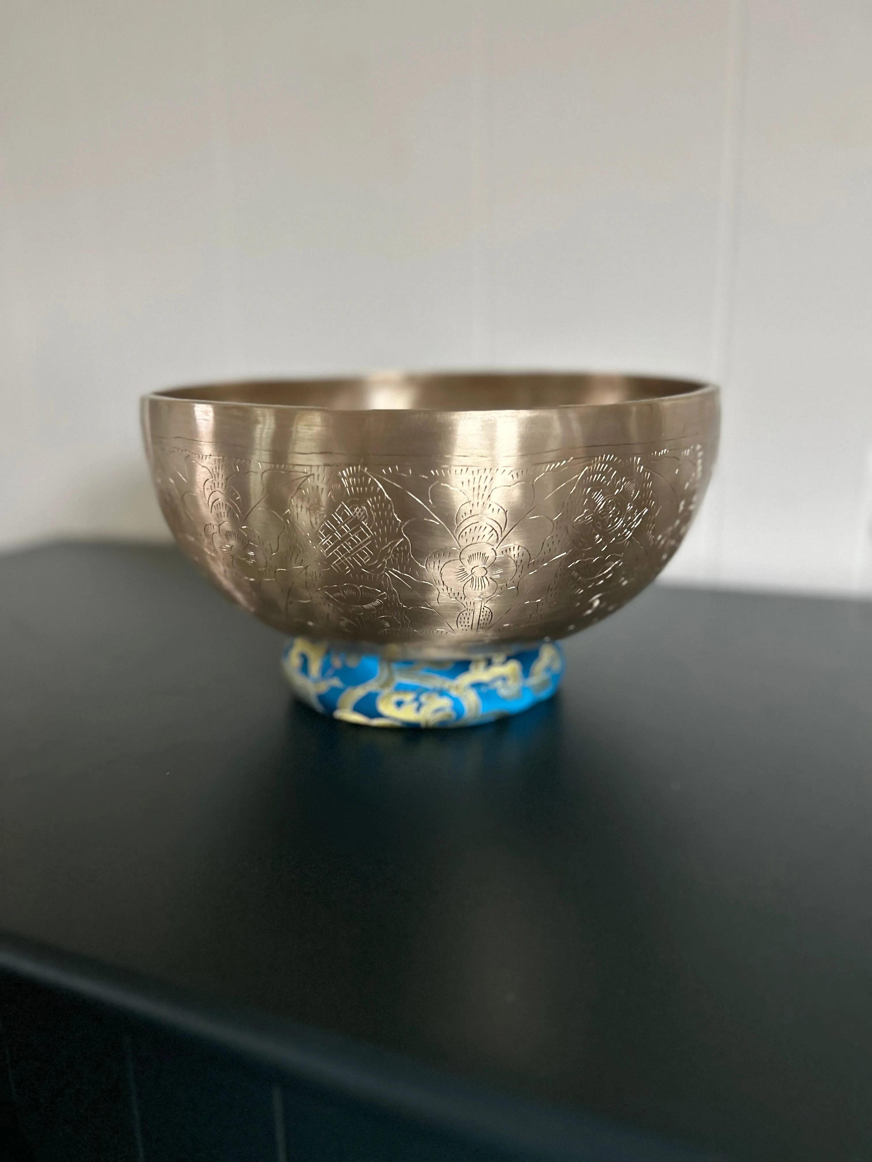Golden Leaf Singing Bowl: 10.5 Inch 3rd Octave Subtle Etchings