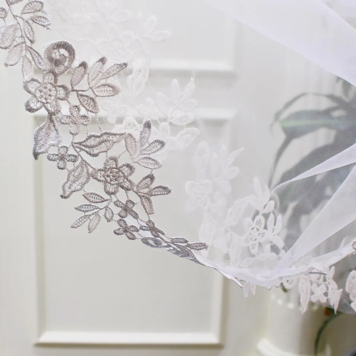 Roycebridal Lace Appliqued Mantilla Veils Fingertip Length V683