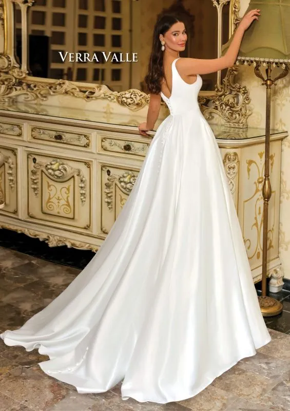 Verra Valle Size 22 900229 Ivory Gown