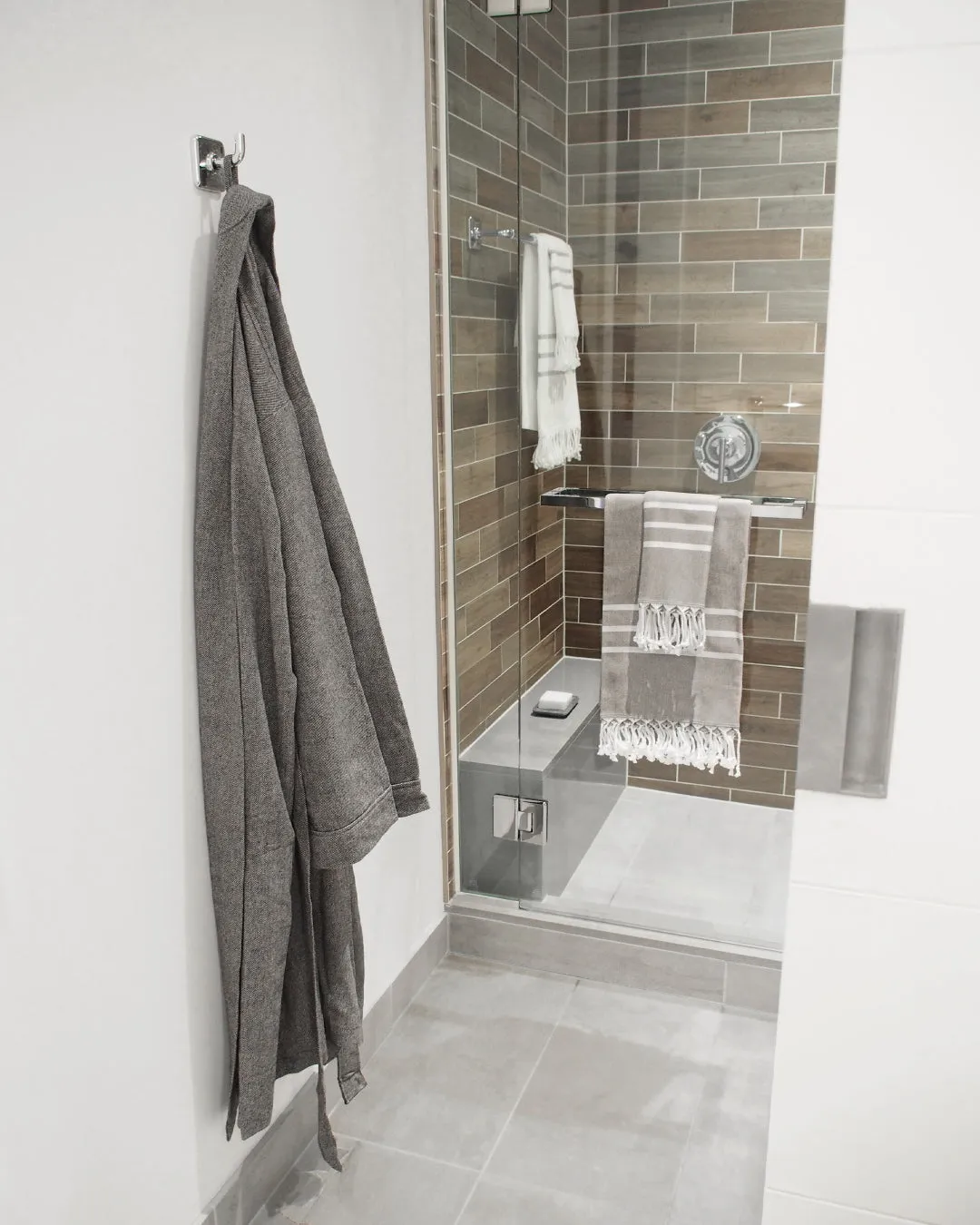 White with Grey Bath Towel – Antiochia Collection